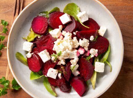 salade de betteraves et fêta servie dans une assiette