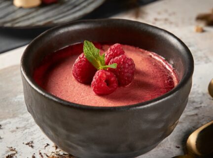 gâteau mousse framboise dans un bol en grès