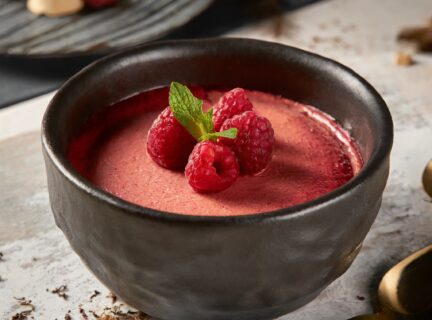 gâteau mousse framboise dans un bol en grès