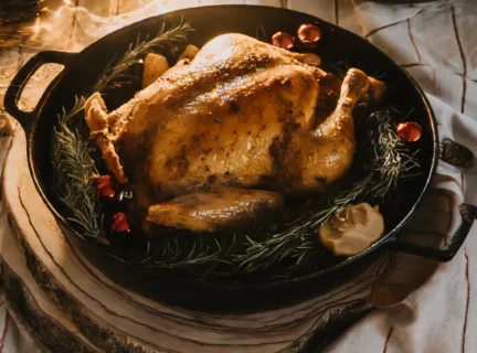 Dinde cuite dans un plat de fonte allant au four. Ambiance de noel.