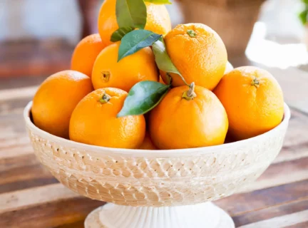 Bol d'oranges sur un comptoir de cuisine