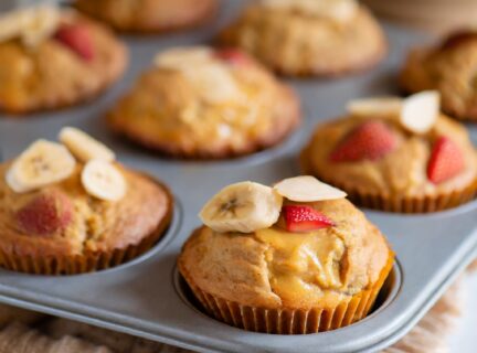 muffins aux bananes dans un moule à cuisson