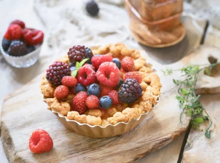 Croustade aux petits fruits sur une plaque de bois