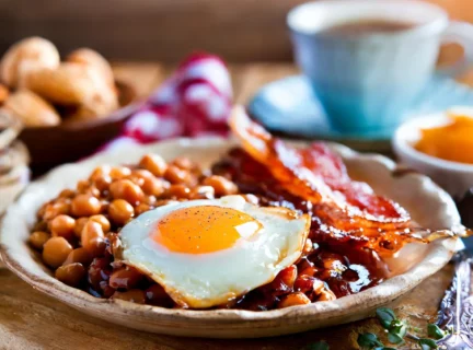 Repas de cabane à sucre. Oeuf, bacon et fèves au lard. Ambiance matinale de semaine de relâche 2024.